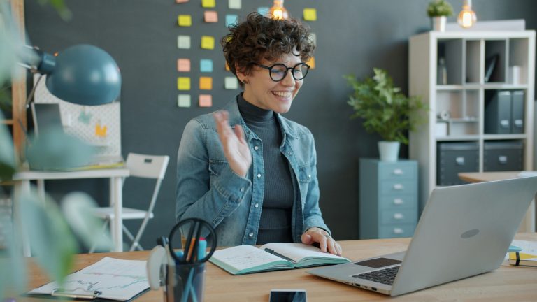 a recruiter at a desk attracting qualified candidates