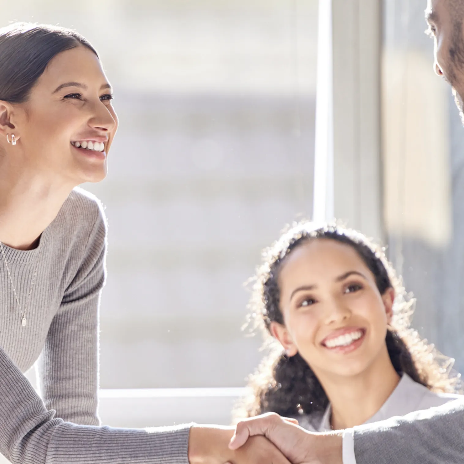 Avispa recruiter shaking hands with a candidate at an introduction